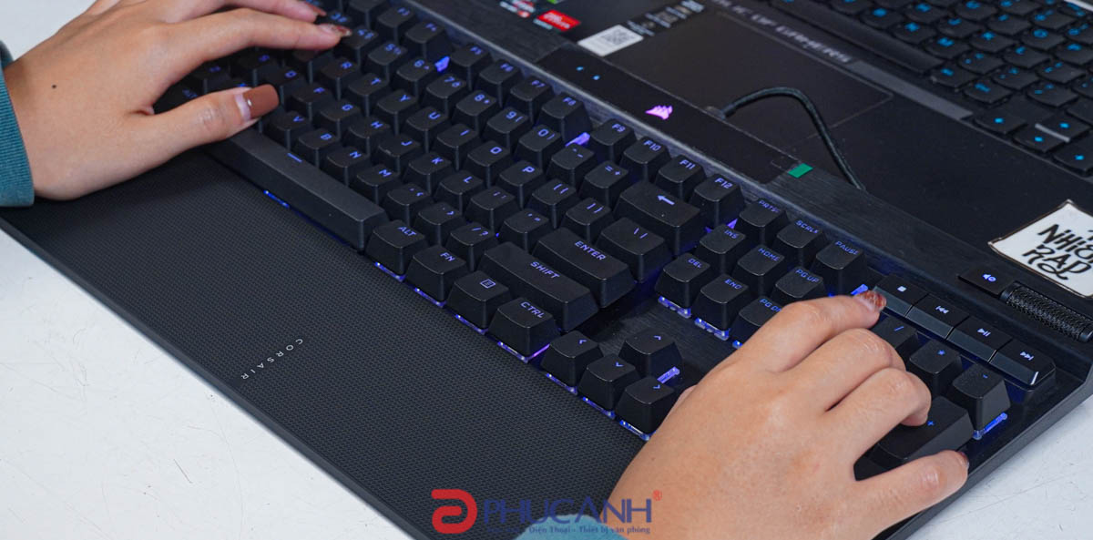 Bàn phím gaming cơ học CORSAIR K70 RGB PRO