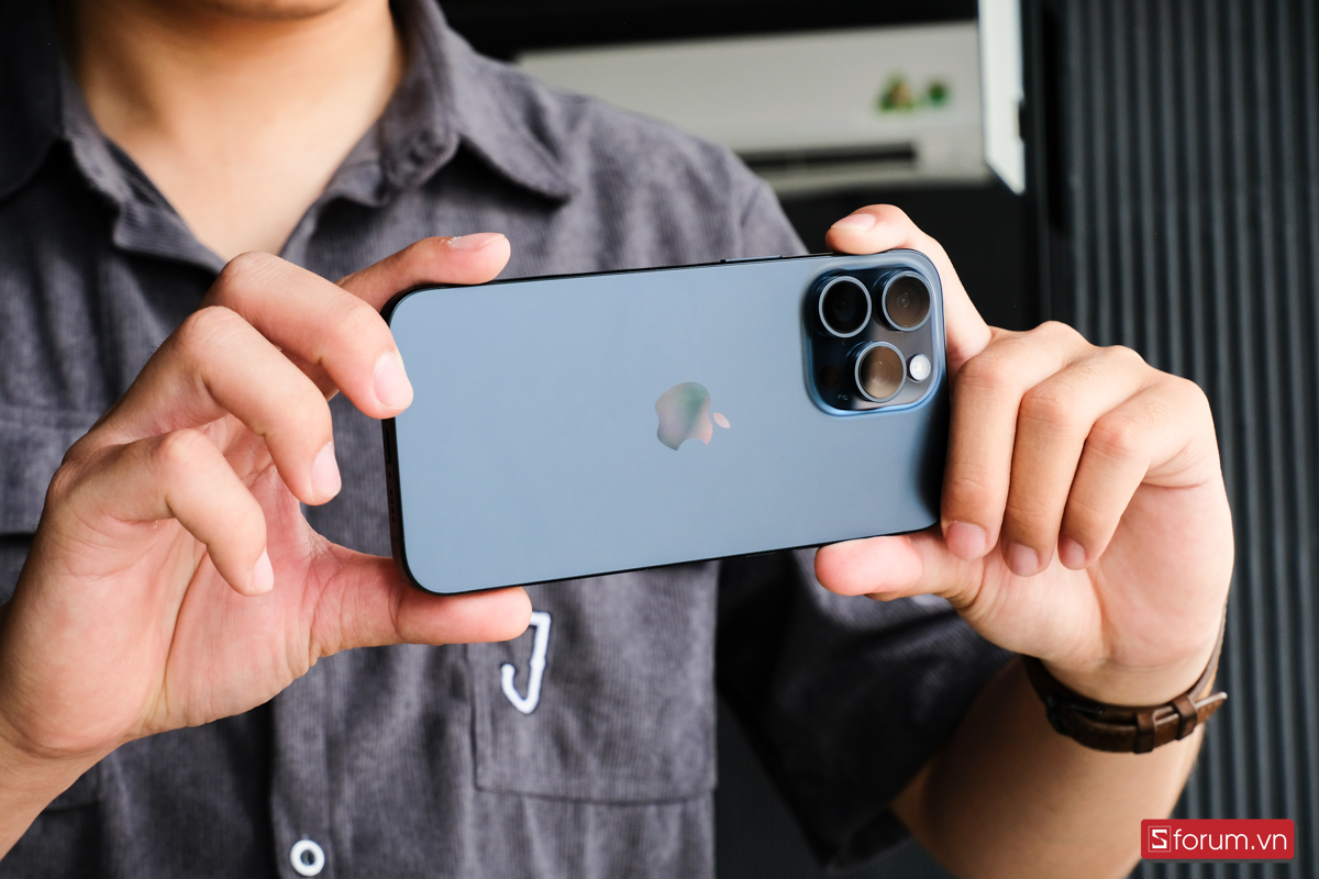 iPhone 15 Pro Max có hệ thống 3 camera sau chất lượng