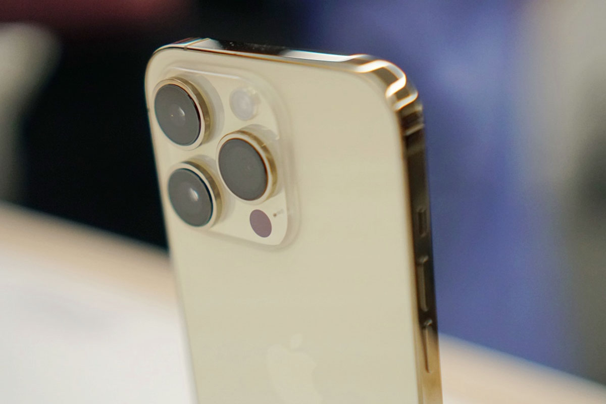 Sắc vàng rực rỡ của iPhone 14 Pro Max tượng trưng cho sự sung túc, thịnh vượng và may mắn