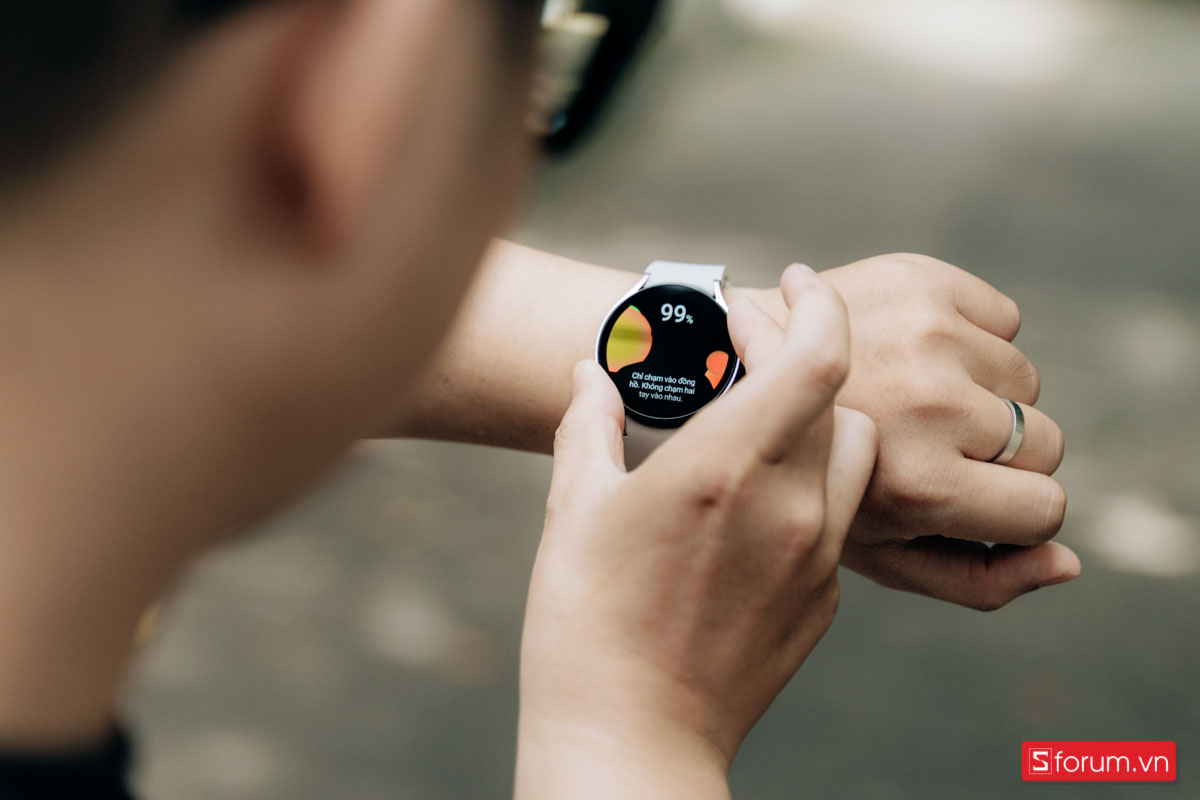 Smartwatch còn được trang bị công nghệ BIA (Bioelectrical Impedance Analysis) đo lường chỉ số sức khỏe
