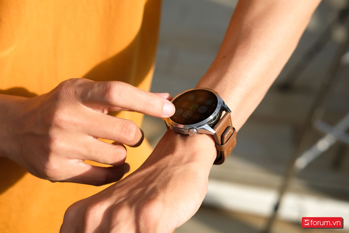 Smartwatch được thiết kế với vật liệu chất lượng cao như viền thép, mặt kính cường lực và nhiều tùy chọn dây