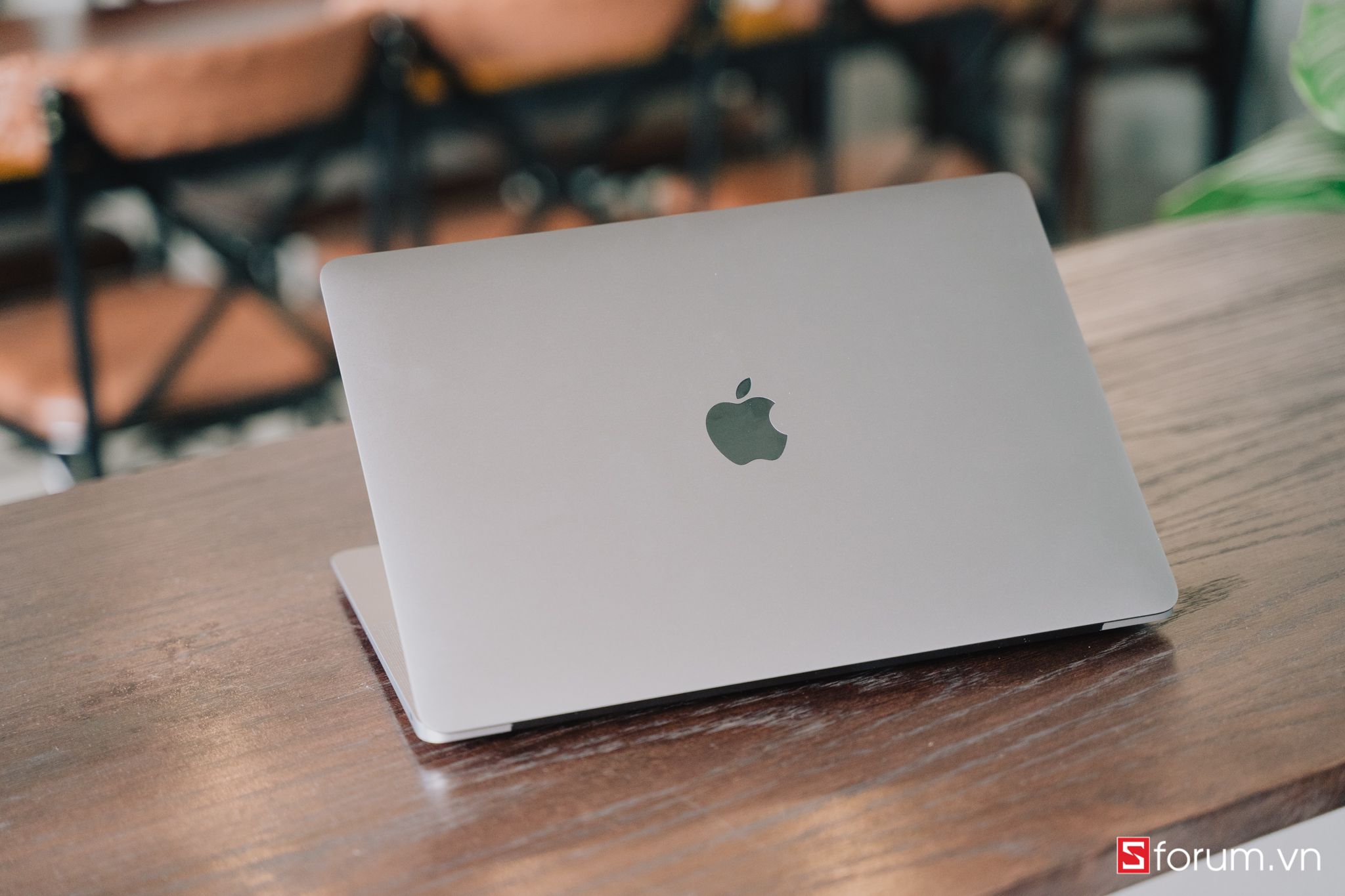 Với thiết kế mỏng nhẹ và chất liệu nhôm bền bỉ, MacBook Air M1 256GB 2020 không chỉ đẹp mắt mà còn mang lại sự bền bỉ