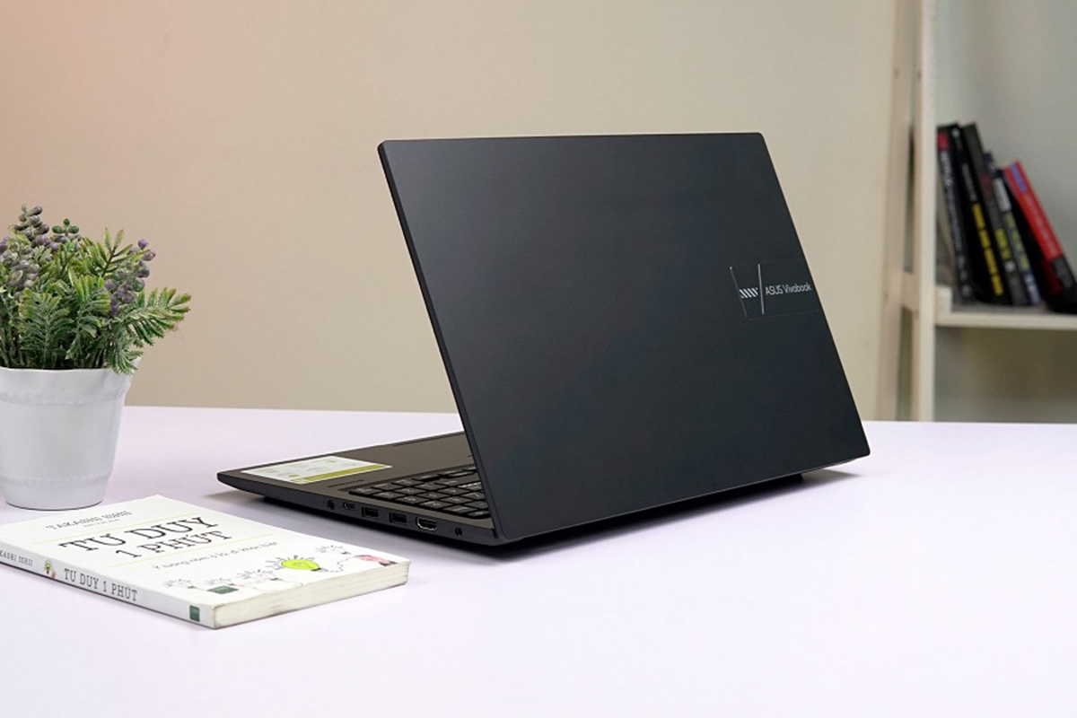Mặc dù được hoàn thiện từ chất liệu nhựa nhưng laptop ASUS VivoBook 15 OLED vẫn thể hiện được sự tinh tế
