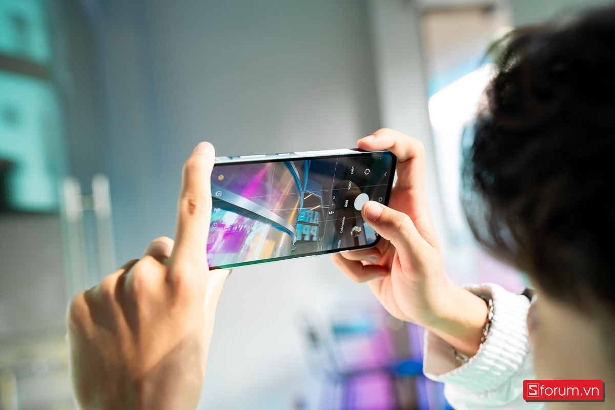Galaxy A55 5G không chỉ nổi bật với hiệu năng mạnh mẽ mà còn tạo nên một trải nghiệm hấp dẫn với màn hình chất lượng cao.